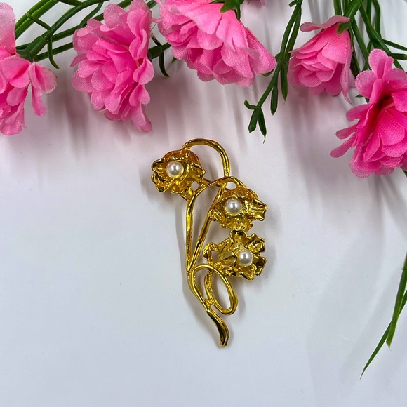Fairy Flower Gold Plated Vintage Brooch with Pearl Accents - Picture 1 of 5